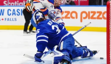 Konors Makdeivids otro nedēļu pēc kārtas atzīts par NHL pirmo zvaigzni