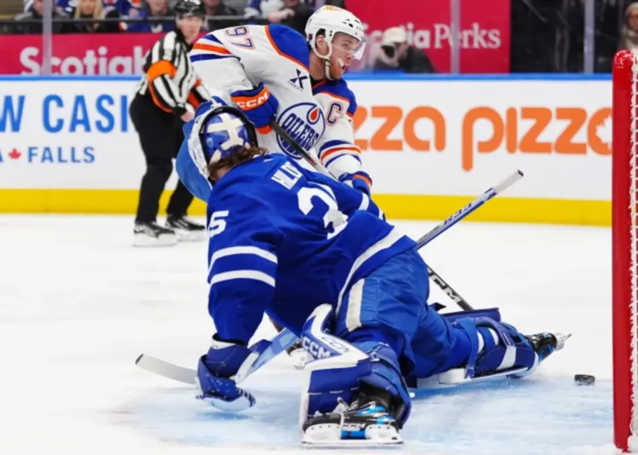 Konors Makdeivids otro nedēļu pēc kārtas atzīts par NHL pirmo zvaigzni