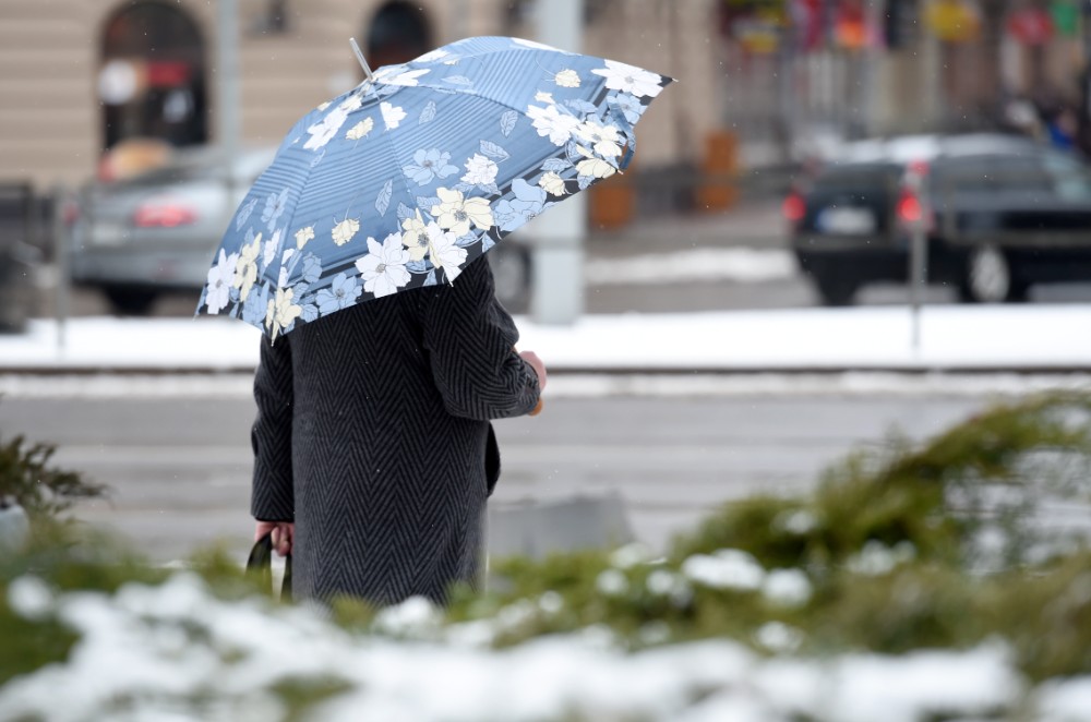 “Dzīvojot Latvijā, ir jāprot divas valodas – krievu un latviešu!” Nejauša tikšanās uz ielas ataino absurdo realitāti valstī