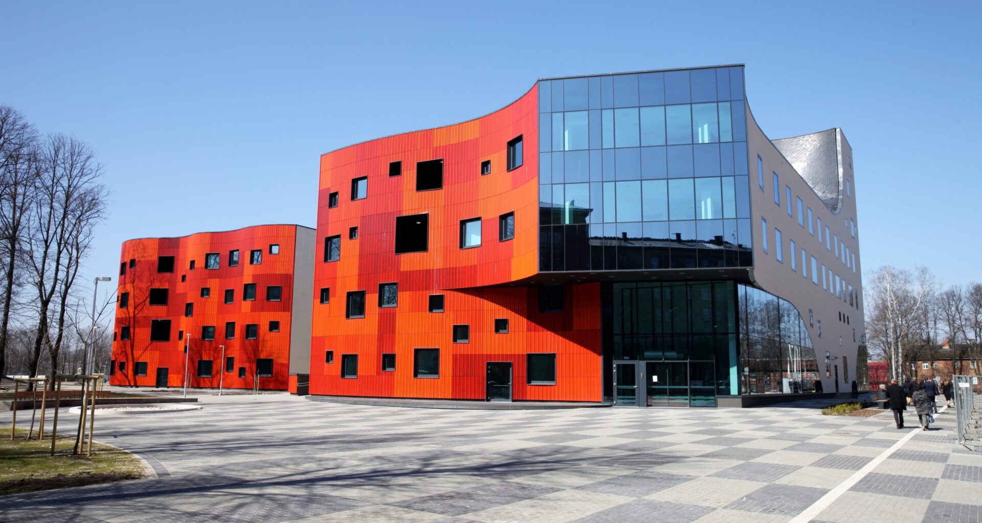 Vai tiešām 7 eiro par 30 minūtēm? Pēc pacientes sašutuma Stradiņa slimnīca skaidro autostāvvietu cenu politiku