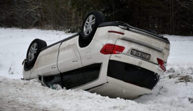 VIDEO. “Jau divas avārijas, bet ceļa tīrītāja neviena, ko jūs gaidāt?” Mārtiņš nikns par gauso darbu uz A9