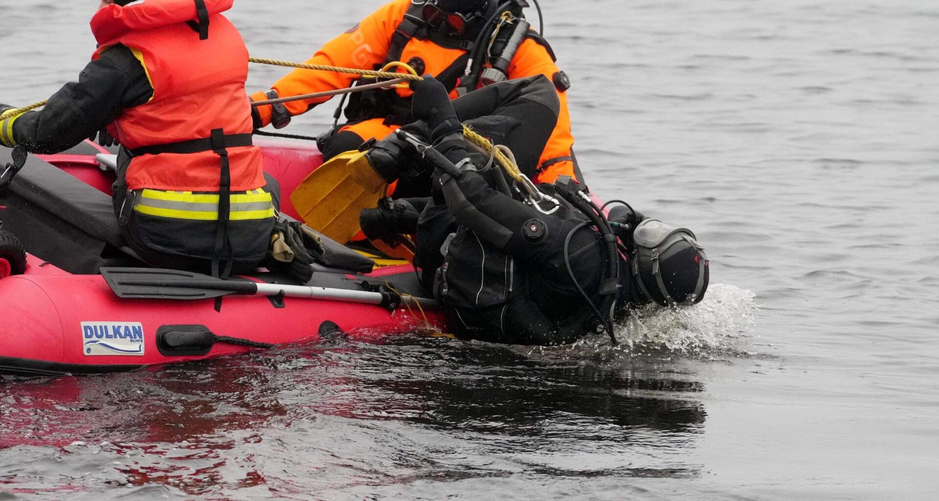 Traģēdija pierobežā: Ludzas novadā, apgāžoties laivai, dzīvību zaudējušas personas, kas būvēja robežlaipas