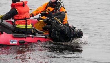 Traģēdija pierobežā: Ludzas novadā, apgāžoties laivai, dzīvību zaudējušas personas, kas būvēja robežlaipas