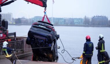 Mūžībā izvadīta sieviete, kura ar auto iebrauca Daugavā -