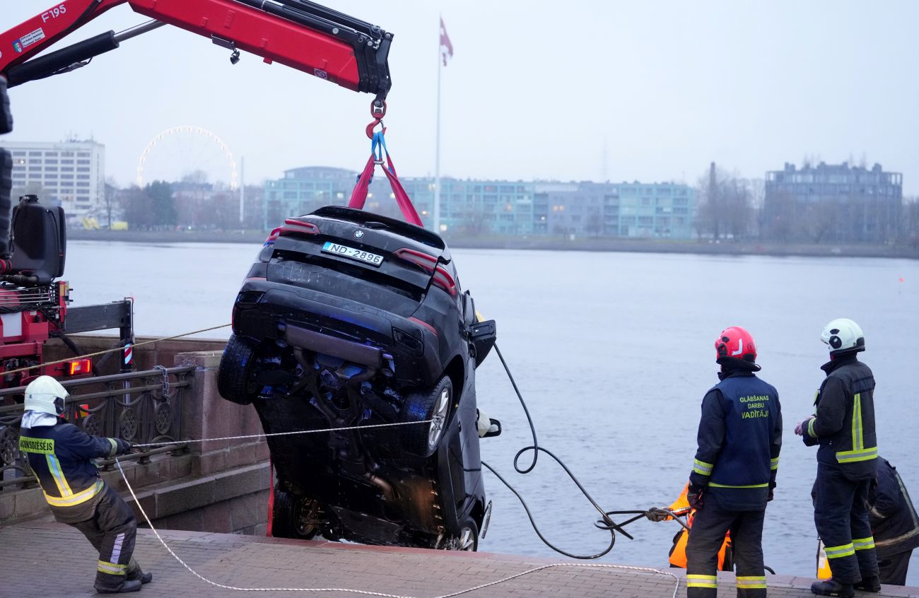 Mūžībā izvadīta sieviete, kura ar auto iebrauca Daugavā -