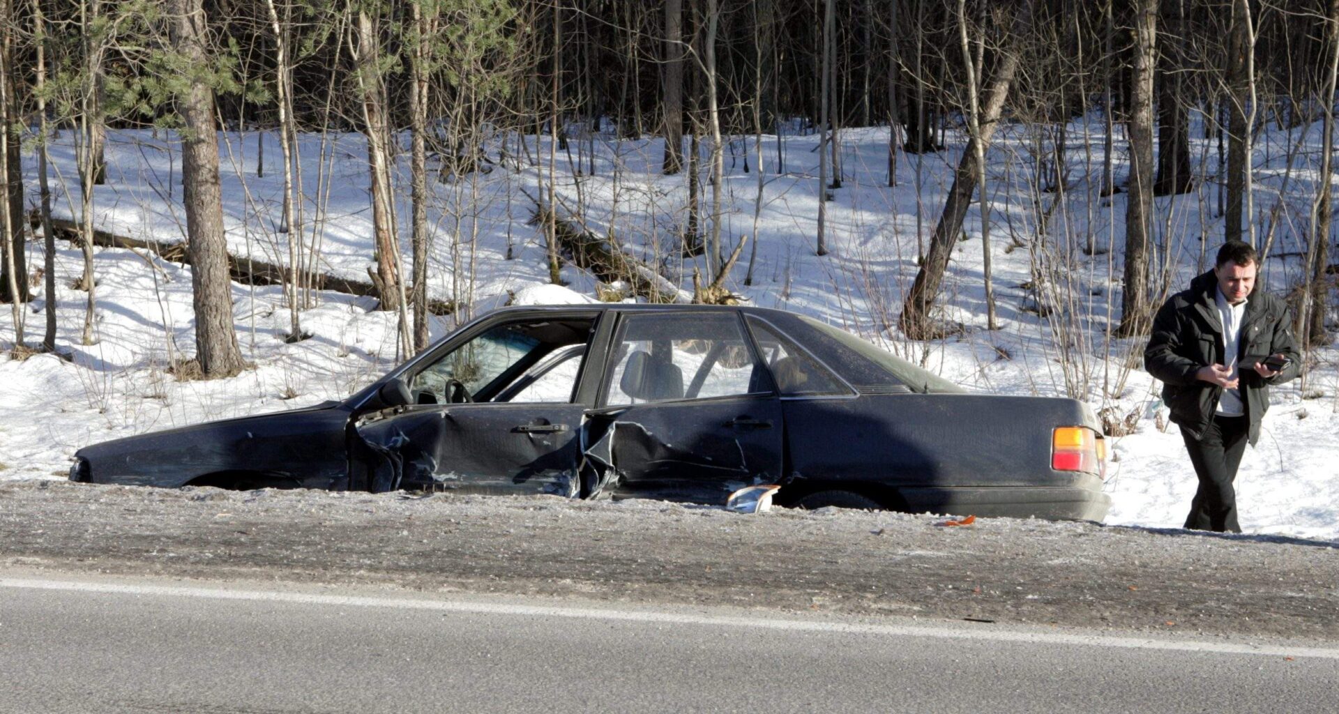 Smags negadījums uz Liepājas šosejas netālu no Tīreļiem; satiksme daļēji bloķēta - LA.LV