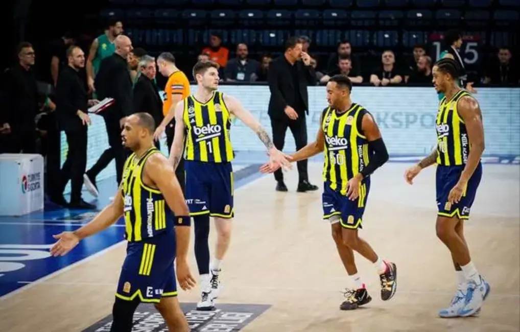 Latviešu dueļa rezultāts: Žagara «Fenerbahce» Stambulā cieš negaidītu sagrāvi pret Šiliņa «Trabzonspor»