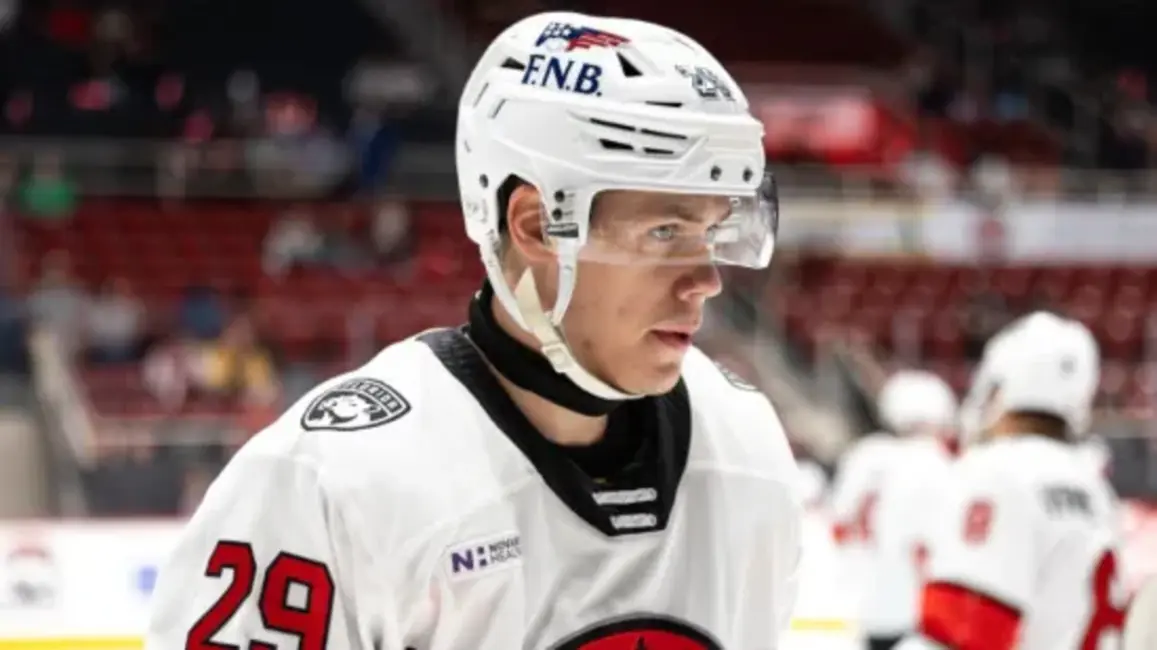 Latviešu hokejisti spoži Aiovas līgā: Vilmanis gūst sezonas svarīgākos vārtus, Ločmelim piespēle uzvarā