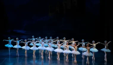 Latvijas Nacionālais balets Turīnā uzņemts ar sajūsmu: deviņas “Gulbju ezera” izrādes izpārdotas