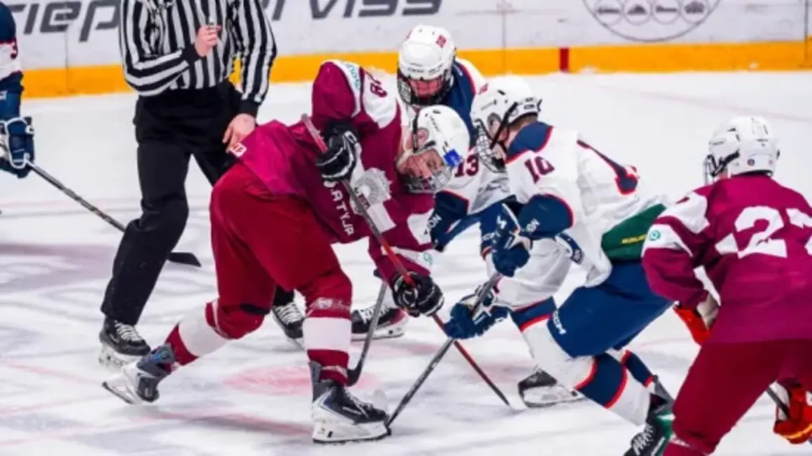 Latvijas U18 hokeja izlase Jelgavā pieveic Norvēģiju divās no trim pārbaudes spēlēm