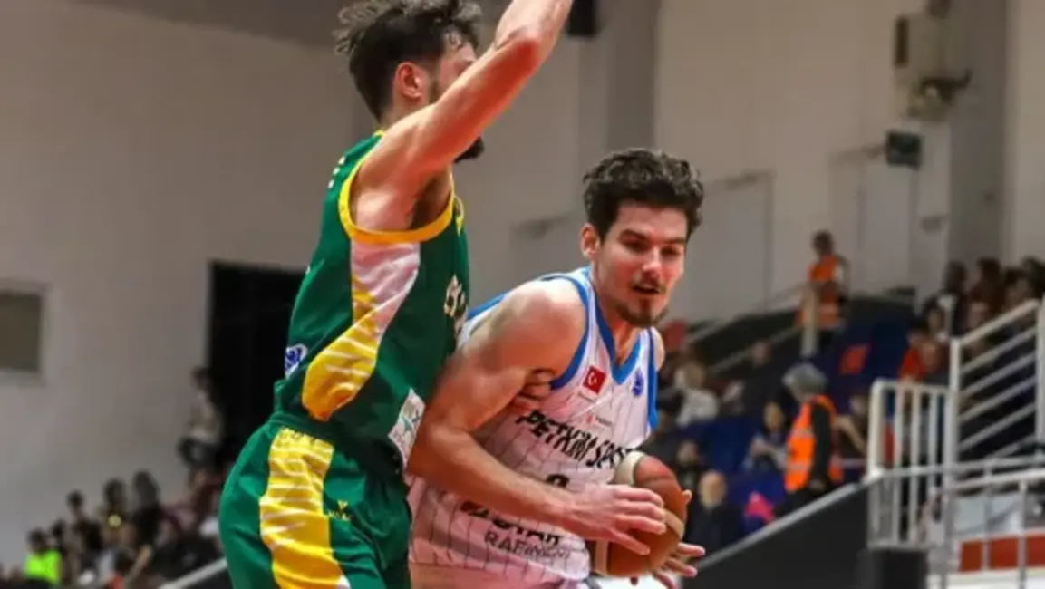 Latvijas basketbolists Roberts Blumbergs ar 12 punktiem palīdz "Petkim Spor" izcīnīt uzvaru FIBA Eiropas kausa mačā