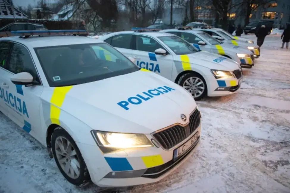 Latvijas ceļi uz Ziemassvētkiem: Aizvadīta neparasti mierīga diennakts ar tikai trim cietušajiem