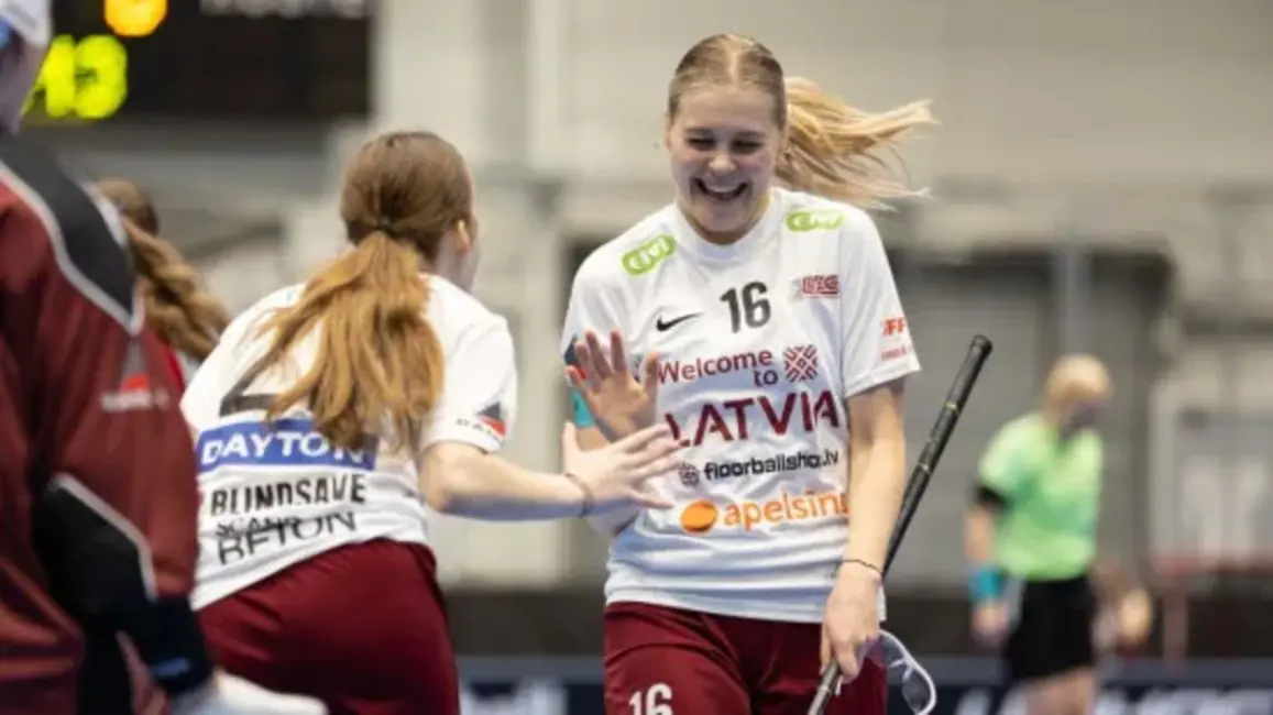 Latvijas florbolistes dramatiskā cīņā izcīna 5. vietu Pasaules čempionātā pēc uzvaras pār Slovākiju papildlaikā