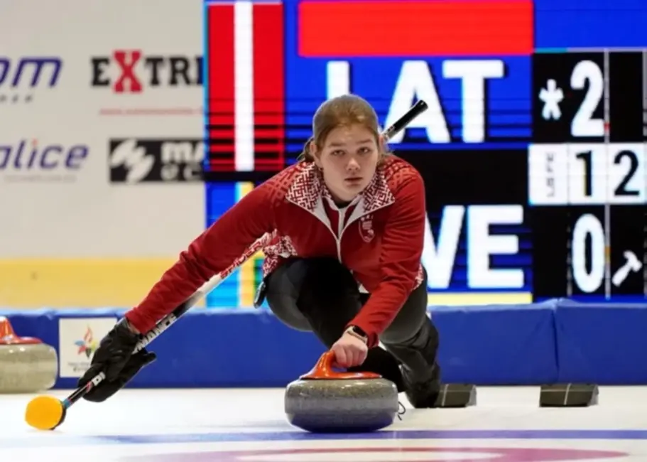 Latvijas junioru kērlingistes piedzīvo pirmo zaudējumu Pasaules čempionāta B divīzijā, bet saglabā līderpozīcijas grupā