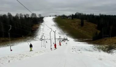 Latvijas slēpošanas trases sāk sezonu, cīnoties ar laikapstākļiem