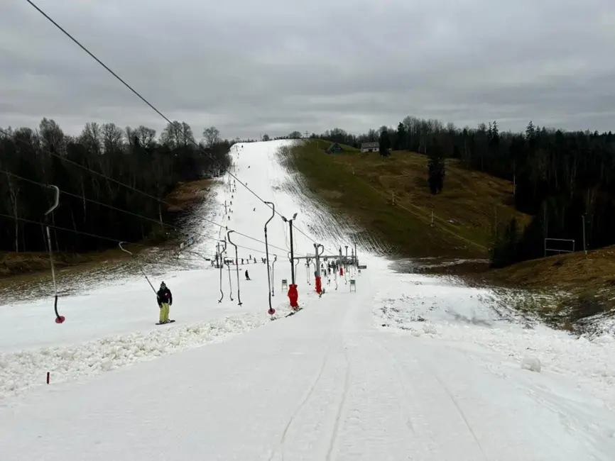 Latvijas slēpošanas trases sāk sezonu, cīnoties ar laikapstākļiem