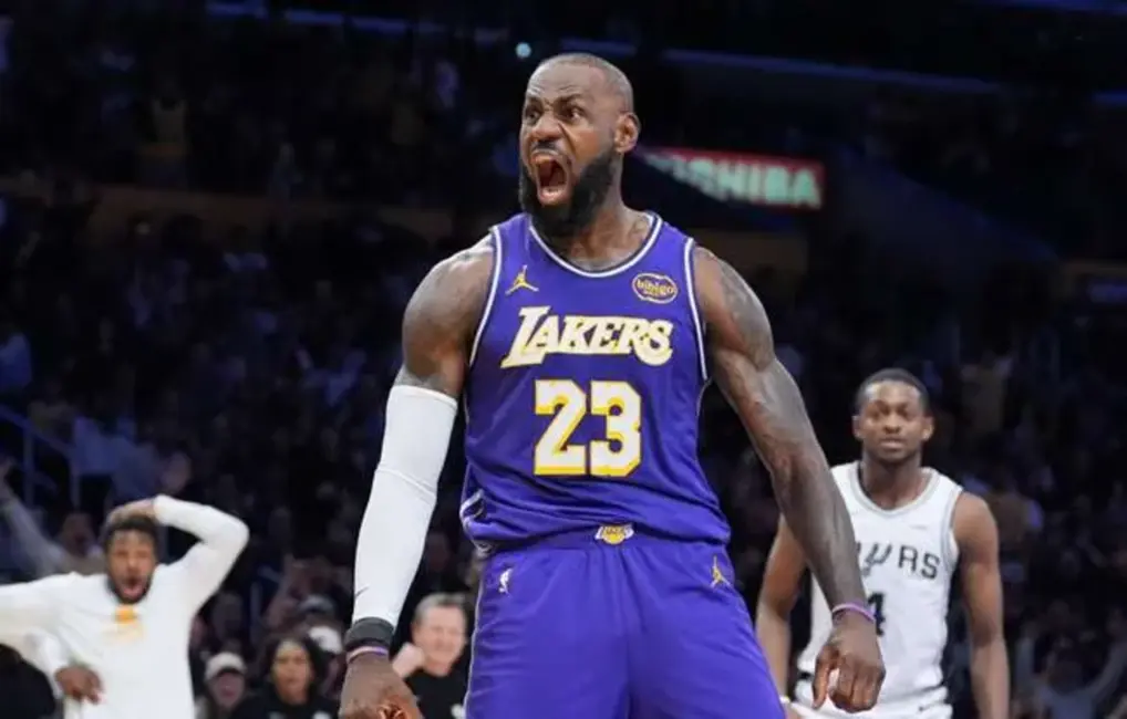 Lebrons Džeimss ar iespaidīgu danku un bloķējumu ieņem NBA dienas TOP 5