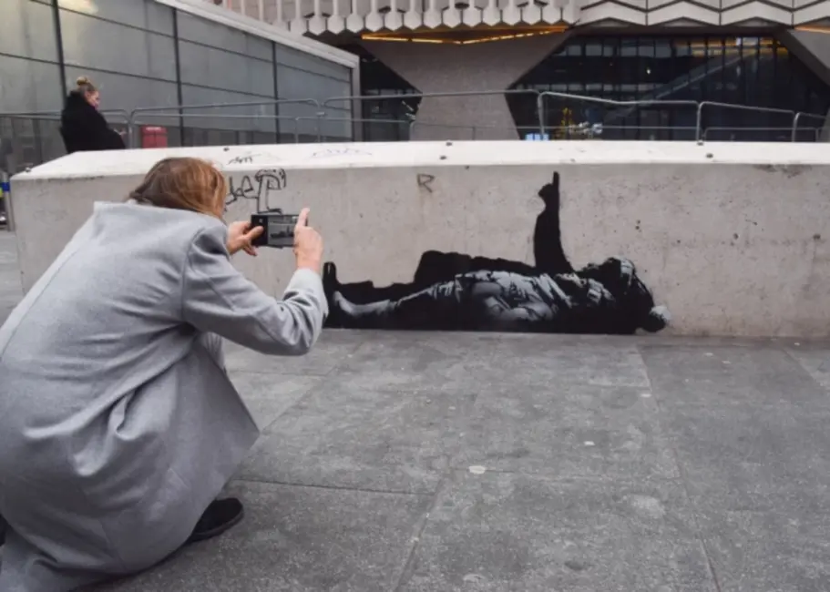 Leģendārais Benksijs apstiprina divu jaunu darbu autorību Londonā