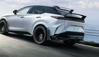 Lexus RZ saņem jaudīgu sporta versiju: debitē ātrgaitas elektriskais premium klases krosovers
