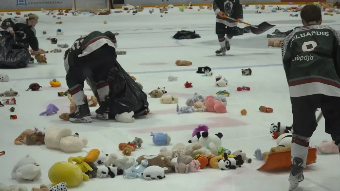 Liepājā atgriežas «Lāči lido»: Hokeja spēle, lai dāvinātu Ziemassvētkus Ukrainas bērniem