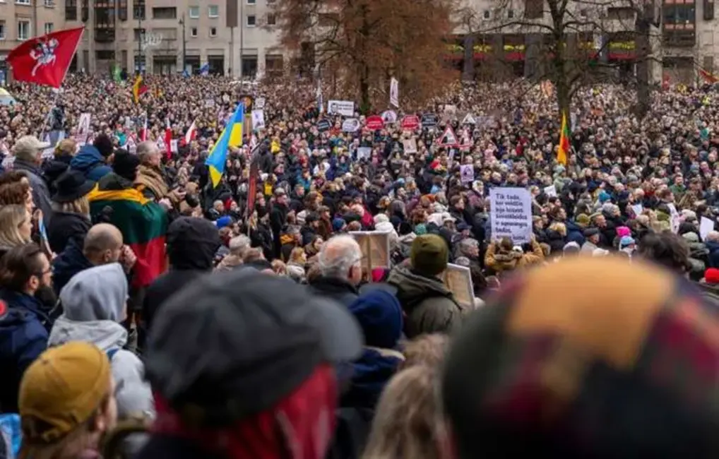 Lietuvā notiek vērienīgs protests: vairāk nekā 10 tūkstoši iestājas par sabiedriskā medija neatkarību