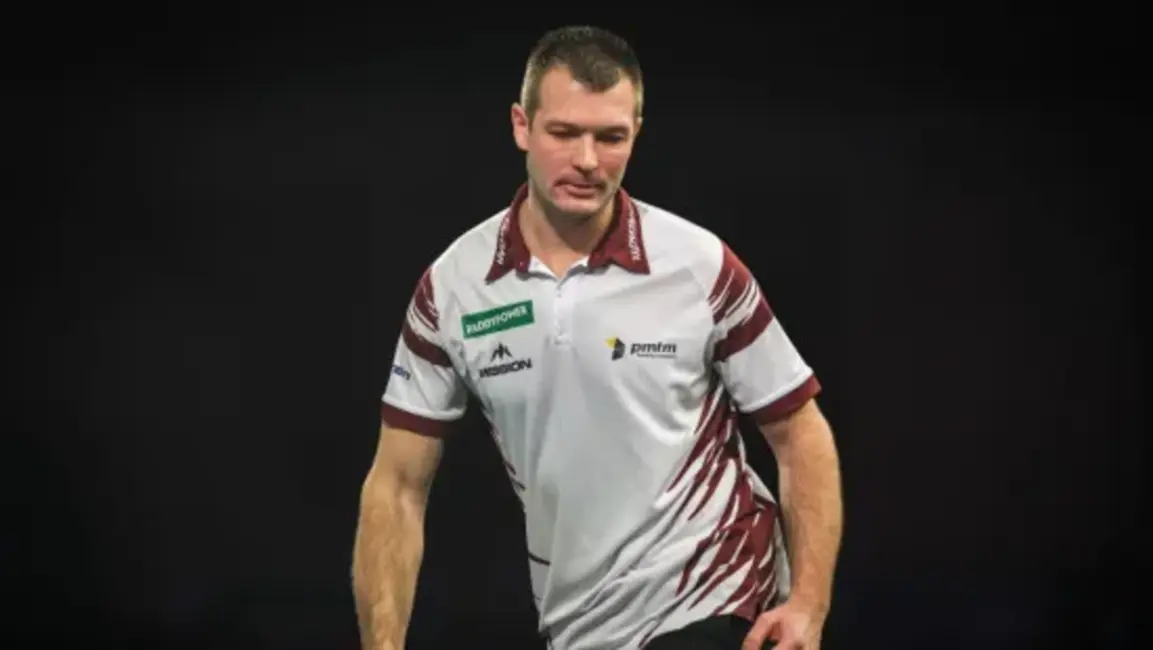 Madars Razma trešo gadu pēc kārtas Pasaules čempionātā šautriņu mešanā apstājas trešajā kārtā