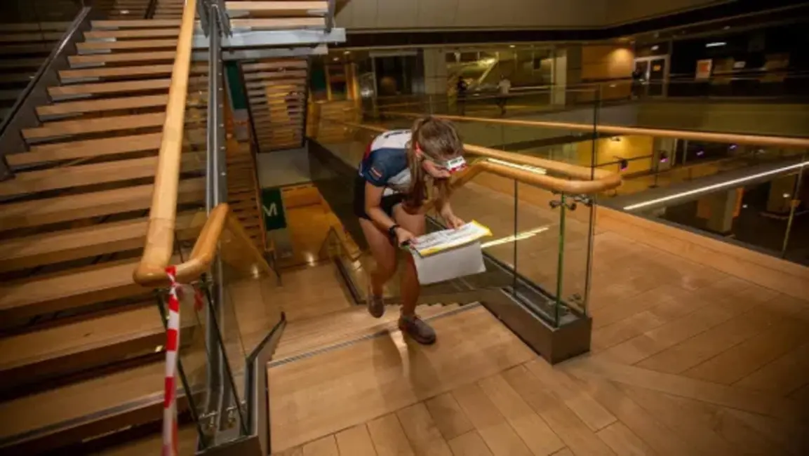 Maksims Rogožins un Elīza Ozola iegūst pirmos Latvijas čempionu titulus telpu orientēšanās vēsturē