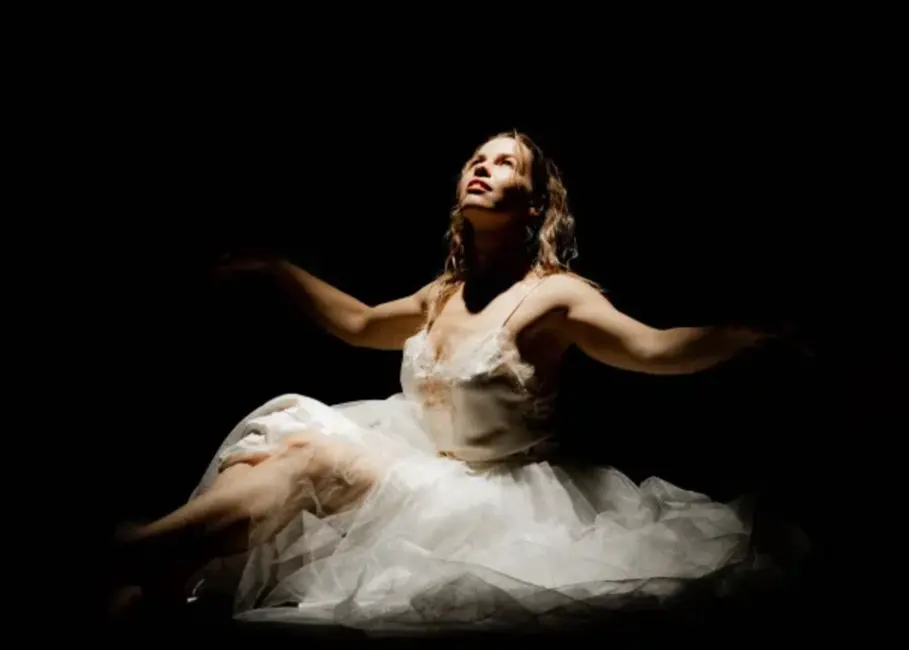 Mūziķe Ilze Rijniece maina tēlu un kļūst par Āriju; klajā nāk ziemīga mīlestības dziesma “Nosnigt”