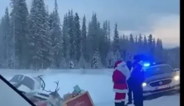 Negaidīts skats uz Jelgavas šosejas: Ziemassvētku vecītis ar kamanām sastājies malā