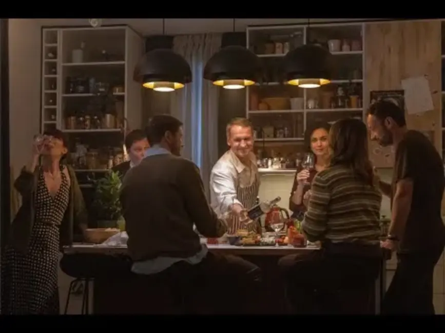 Noskaties Dž. Dž. Džilindžera melnās komēdijas “Perfektie” treileri: Baltijas kopražojuma atklāsme par noslēpumu spēli