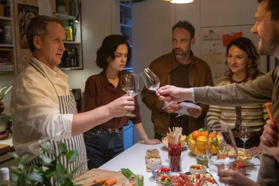 Noskaties! Klajā nācis Dž. Dž. Džilindžera melnās komēdijas "Perfektie" treileris