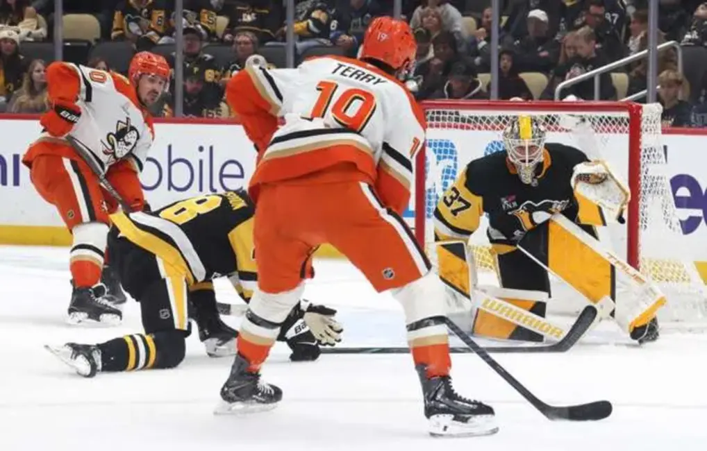 “Penguins” izlaiž četru vārtu pārsvaru un zaudē papildlaikā – Šilovam 26 atvairīti metieni