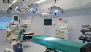 Plastikas ķirurgu apsūdz pacienta nāves izraisīšanā dibena operācijas laikā pēc zāļu devas kļūdas