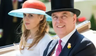 Princese Beatrise Ziemassvētkus pavada atsevišķi no vecākiem prinča Endrjū dēļ skandāla; māsa princese Eiženija seko piemērā