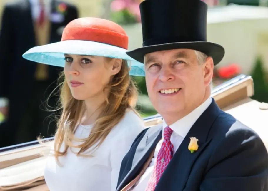 Princese Beatrise Ziemassvētkus pavada atsevišķi no vecākiem prinča Endrjū dēļ skandāla; māsa princese Eiženija seko piemērā