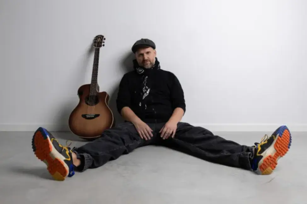 Provinces dziesminieks Mikus Frišfelds publicē ironisku dziesmu "Korporatīvs"