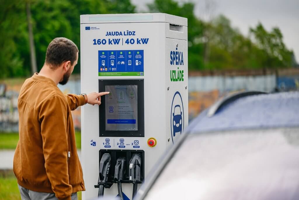 Anrijs baksta Virši uzlādes staciju