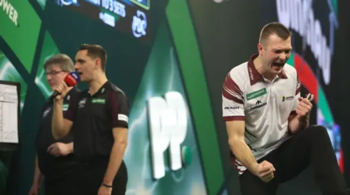 Razma apliecina stabilitāti: Pasaules čempionāta trešā kārta sasniegta pēc sīvas cīņas ar debitantu Beveridžu