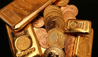 Rekordu birums stresa pilnā gaisotnē: Zelts virsotnēs, Volstrītu satricina ASV prezidenta lēmumi