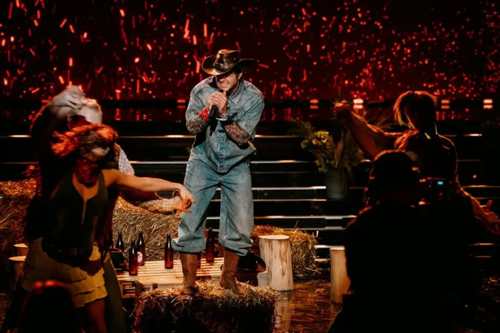 Reperis Rolands Če atklāj savu mīlestību pret šlāgermūziku šovā «Pārdziedi mani!»