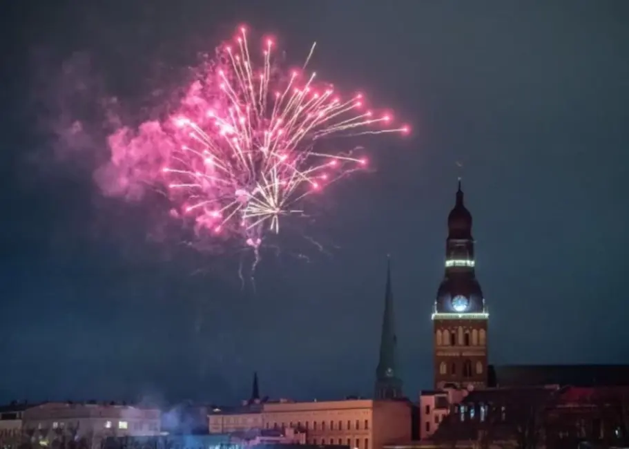 Rīga 2026 sagaidīs ar Sešām Deju Vietām Vecrīgā: DJ Uzstāšanās un Multimediālas Projekcijas