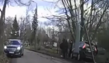 Rīgā, Mangaļsalā, "Volvo" vadītājs izraisījis avāriju, notriecot apgaismes stabu