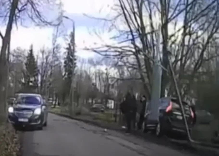 Rīgā, Mangaļsalā, "Volvo" vadītājs izraisījis avāriju, notriecot apgaismes stabu