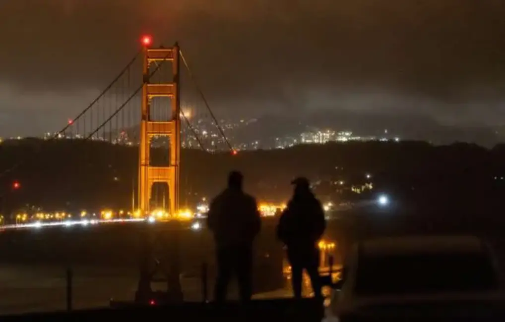 Sanfrancisko piedzīvo masveida elektroapgādes pārtraukumu pirms Ziemassvētkiem: desmitiem tūkstošu paliek tumsā