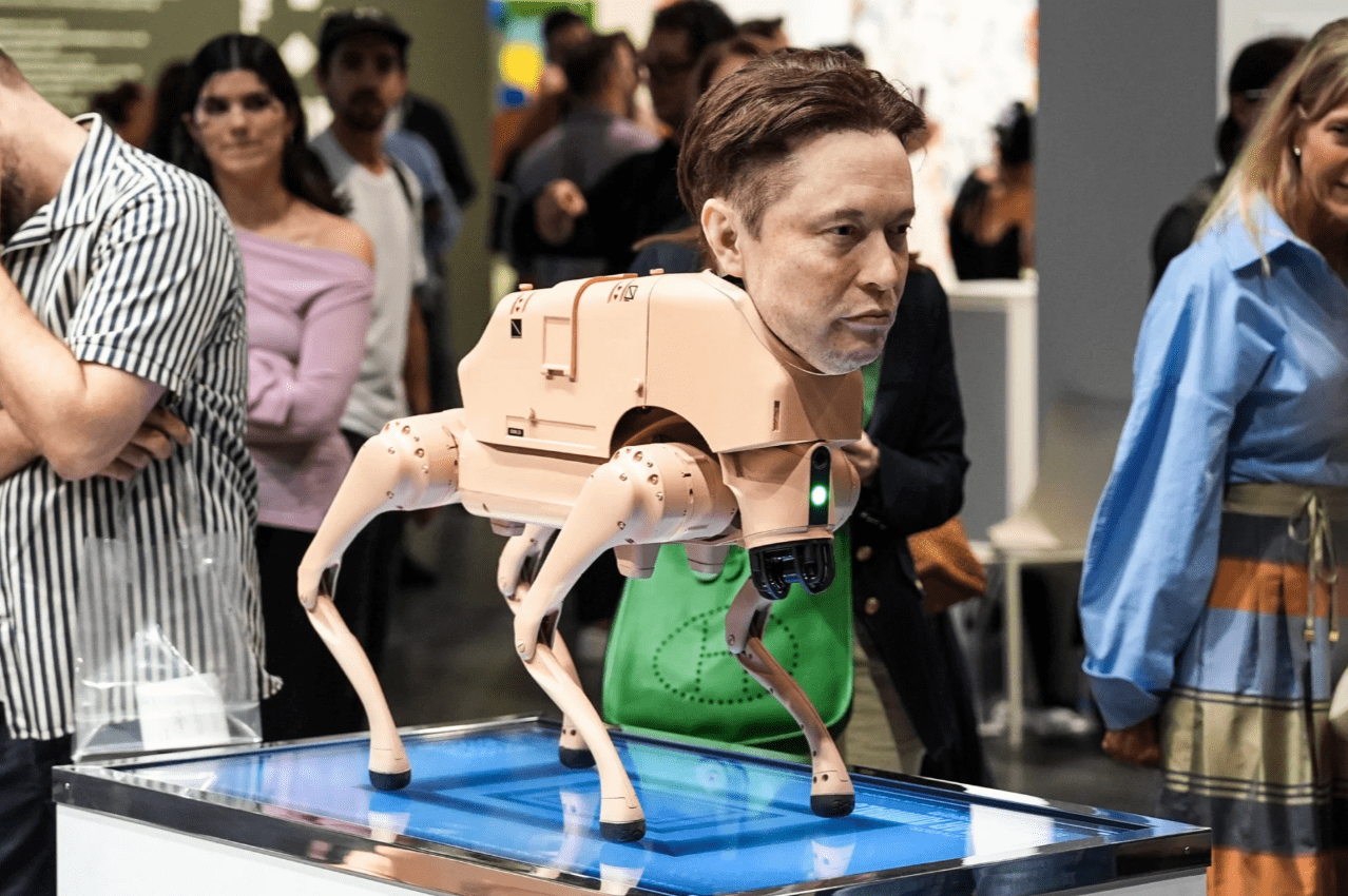 Masks, Bezoss un Zakerbergs dīvainā paskatā parādās mākslas izstādē (video)