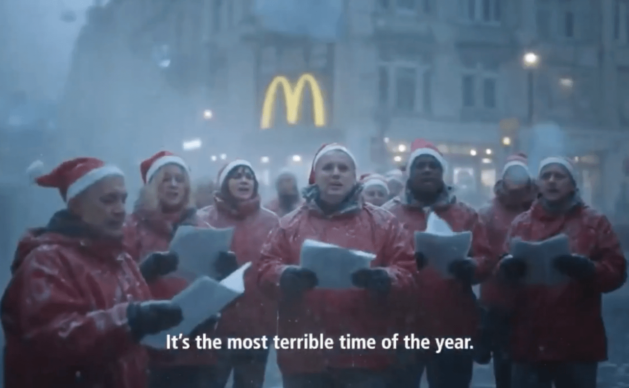 “McDonald’s” ar MI radījis tik briesmīgu Ziemassvētku reklāmu, ka uzņēmumam tā bija jāatsauc