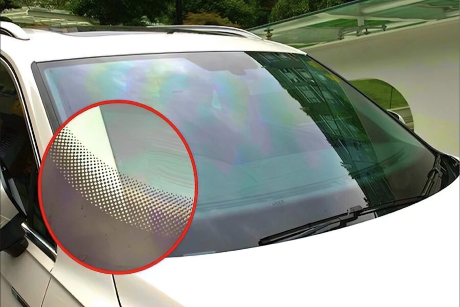 Autovadītāji tikai tagad atklāj, ko patiesībā nozīmē melnie punkti uz automašīnu vējstikliem — tiem ir slēpta nozīme