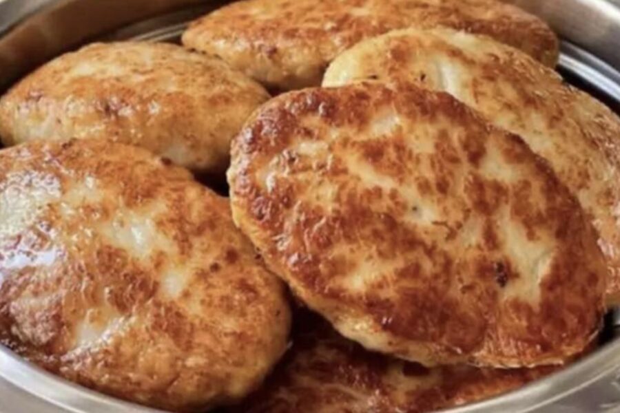 Ne maize un ne speķis: viena pavisam vienkārša piedeva maltajai gaļai padara kotletes apbrīnojami sulīgas un maigas