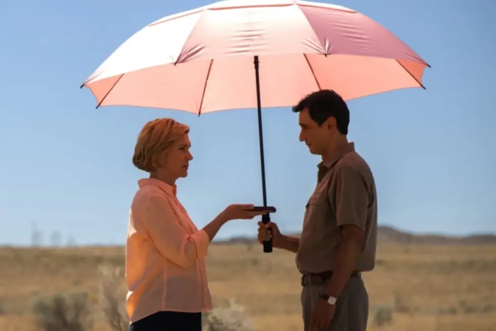 Seriāla "Pluribus" veidotājs atklāj sākotnējo Kārrolas un Manososa fināla versiju