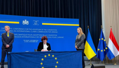 Latvija Hāgā paraksta Konvenciju, ar kuru izveido Starptautisko Prasību komisiju Ukrainai